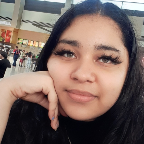 Meet your Posher, Viviana - Picture 3 of 3